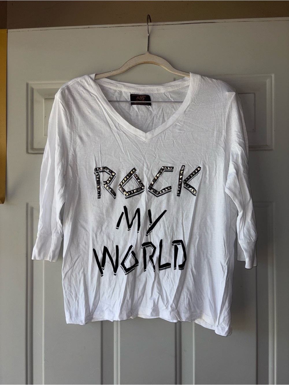 ABS by Allen Schwartz white v-neck graphic tee size M